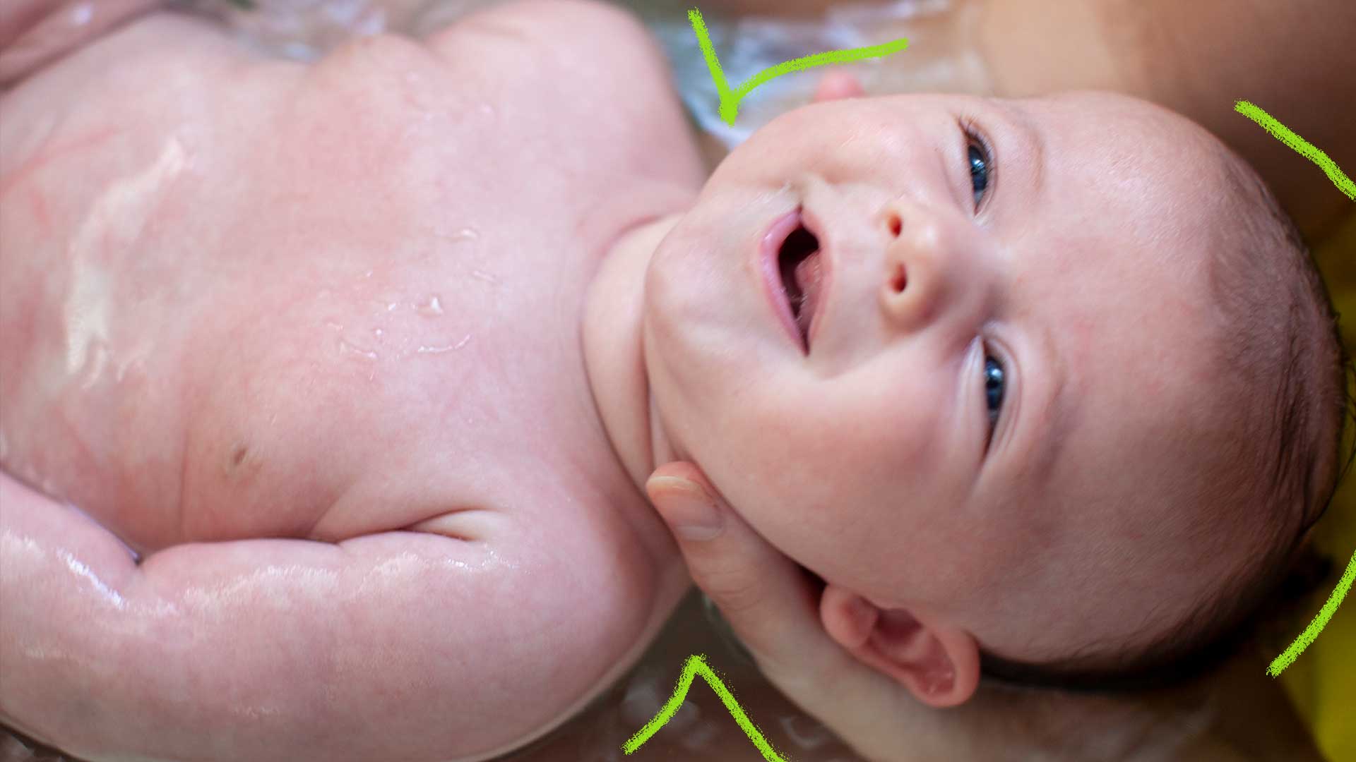 Banhos sensoriais: foto de um bebê, de pele clara, que está sorrindo.