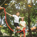 brincadeiras para fazer a qualquer hora:Menina pulando corda no parque.