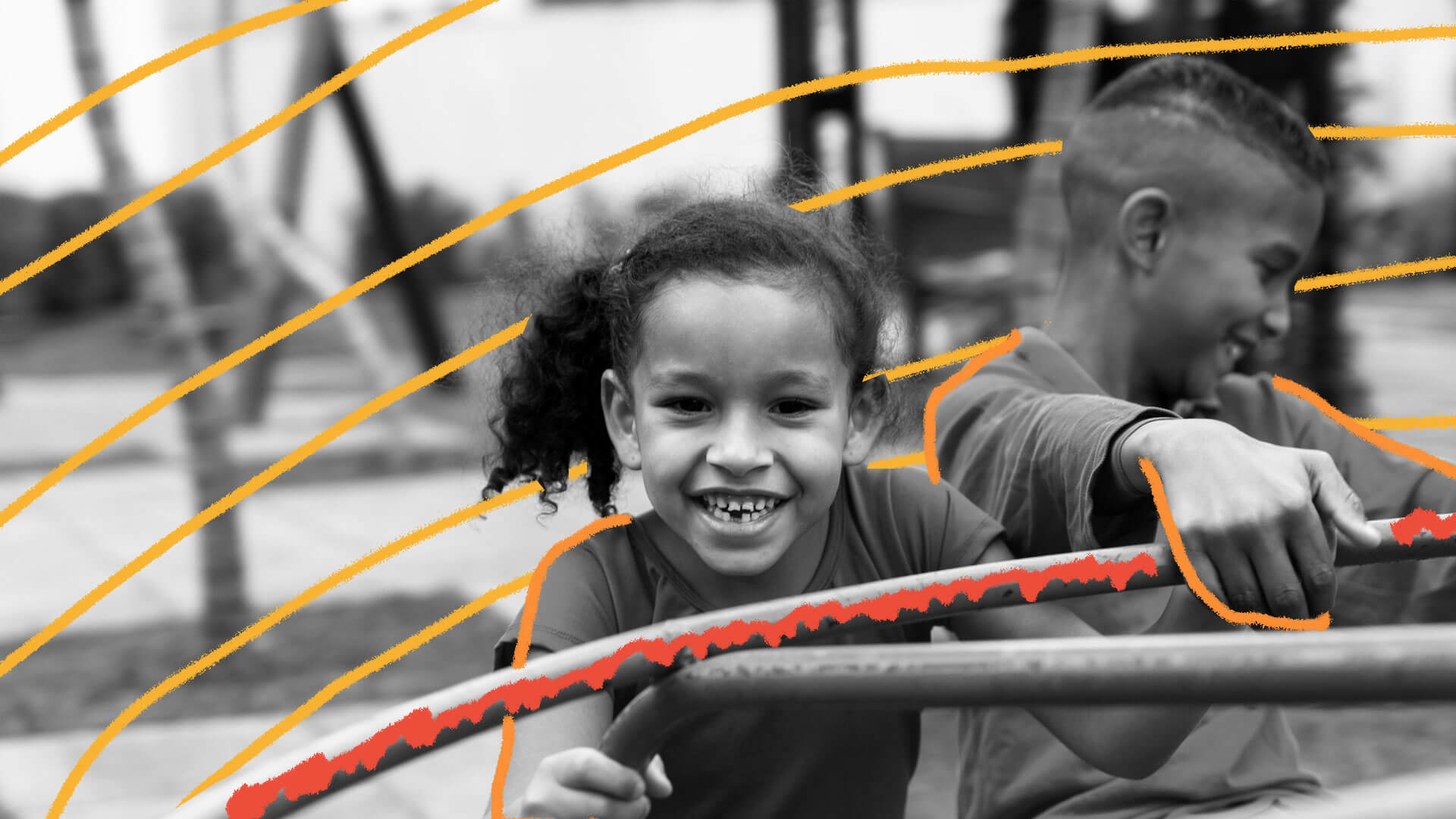 Rosto de menina sorrindo, com o cabelo preso em rabo de cavalo, brincando no gira-gira de uma escola. Foto em preto e branco.