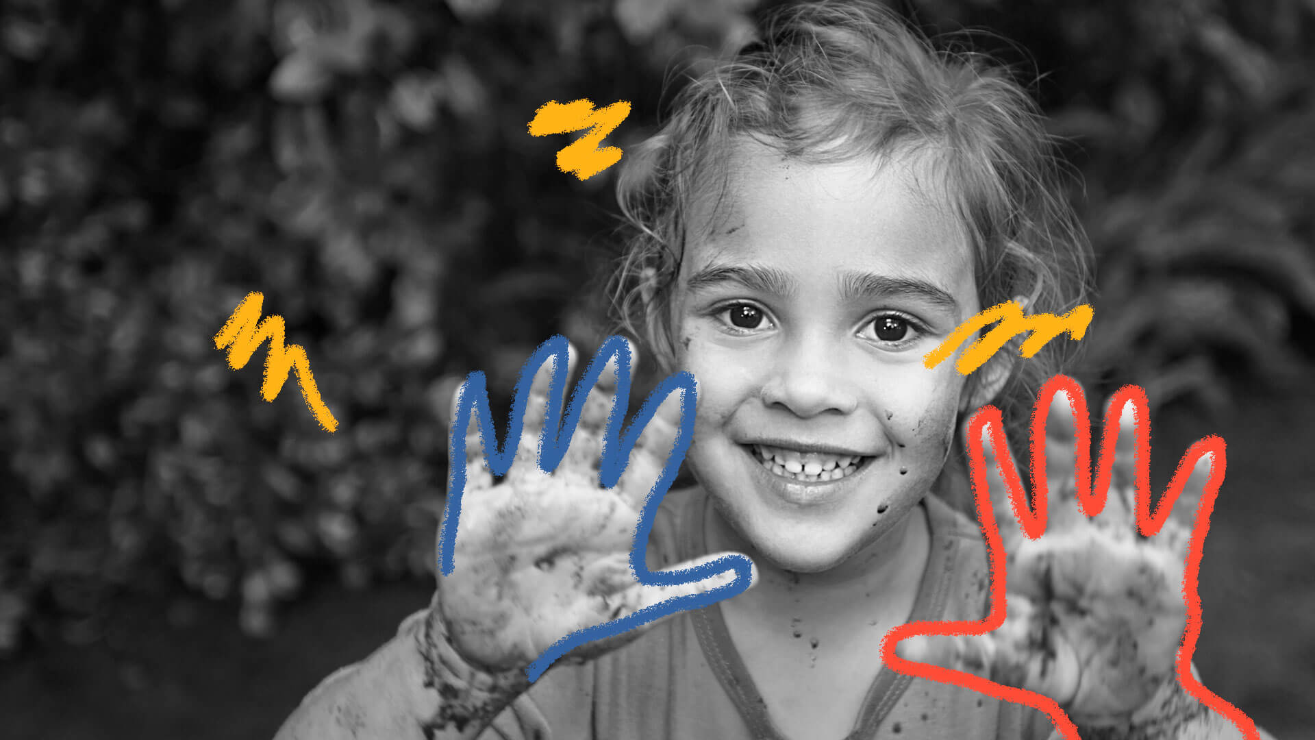 Uma menina sorridente mostra as duas mãos sujas de terra e areia para a câmera. Grafismos coloridos azuis e vermelhos contornam seus dedos.