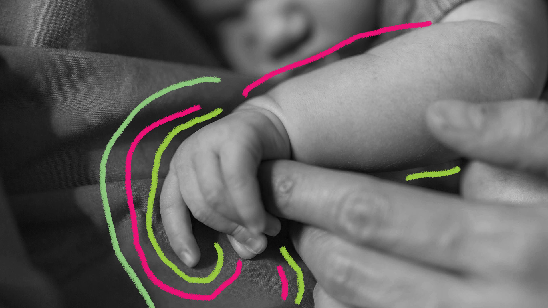 Foto em preto e branco mostra um bebê segurando o dedo indicador de um adulto.