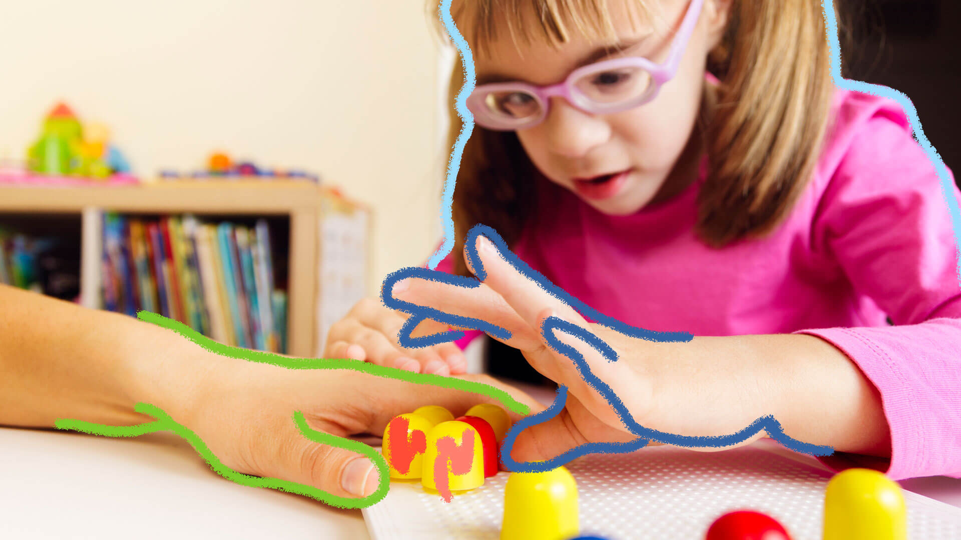 Crianças com deficiência visual: foto de uma menina cega que brinca de explorar texturas e formatos em um jogo de formas geométricas.