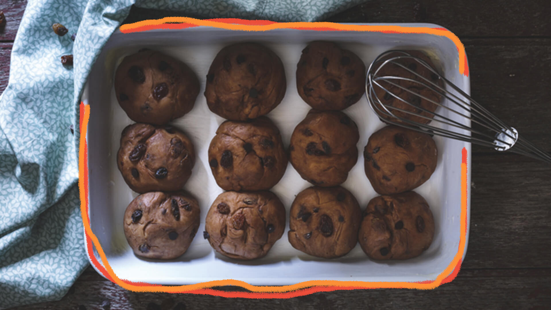 Bandeja branca com cookies vista de cima