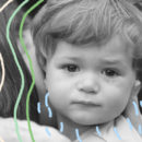 Foto em preto e branco mostra criança com lágrimas escorrendo.
