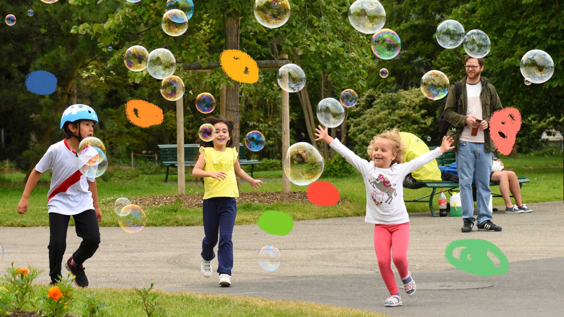 crianças brincando no parque com bolhas de sabão