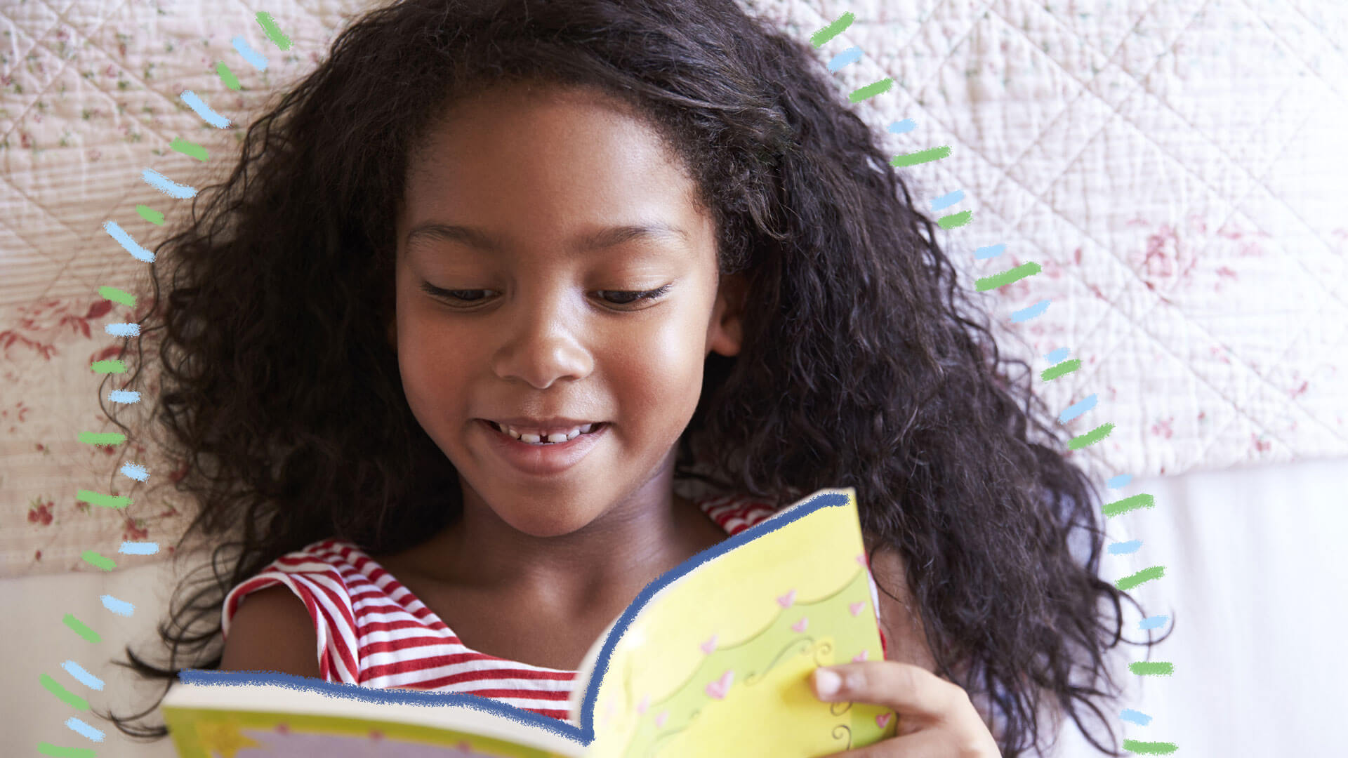 Menina negra lendo um livro sorrindo.