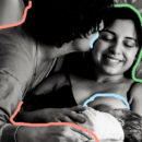 Um homem beija a cabeça de uma mulher, que está amamentando seu bebê. A imagem está em preto e branco.