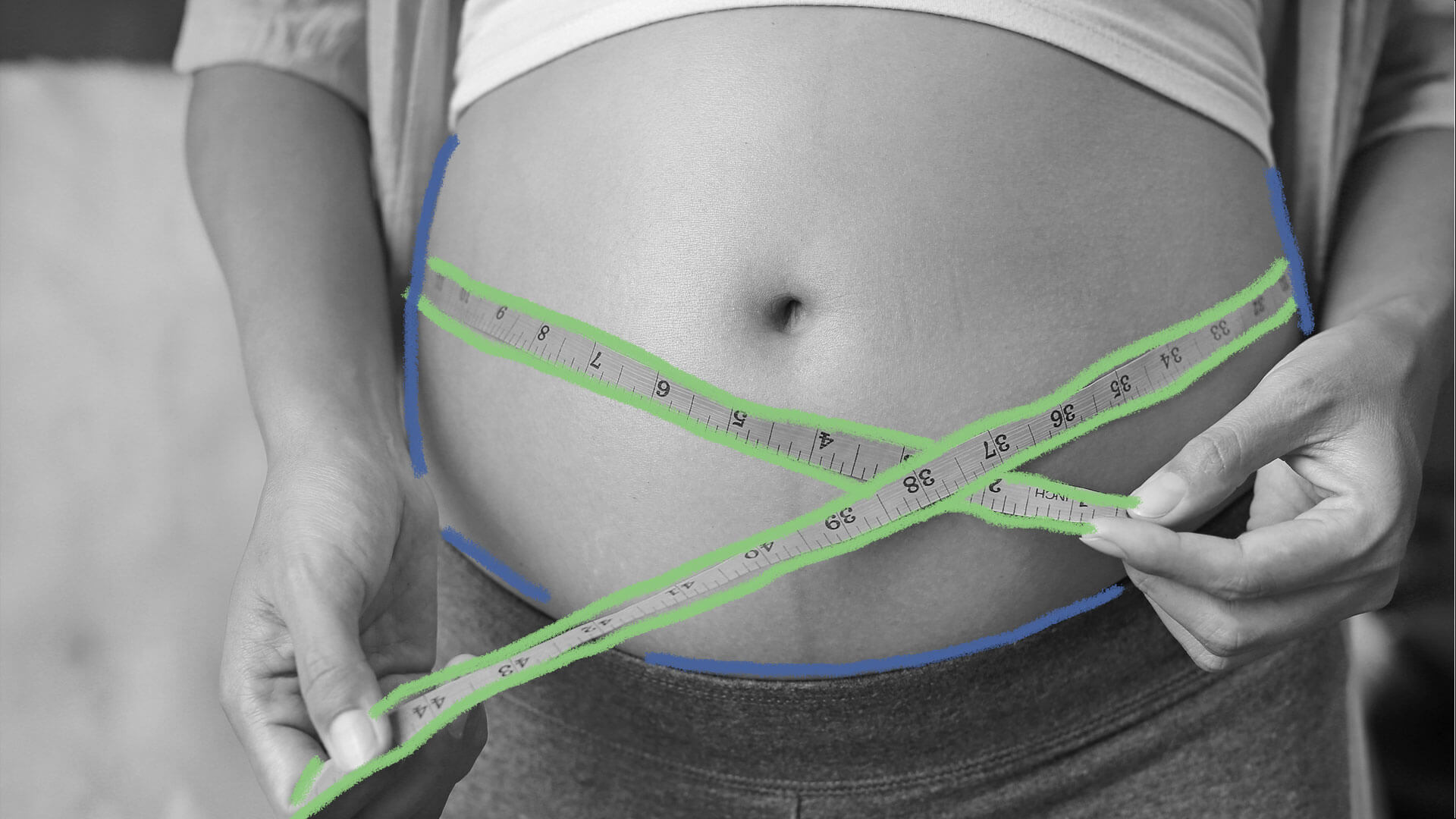 Barriga de uma mulher grávida com uma fita métrica medindo o tamanho da barriga.