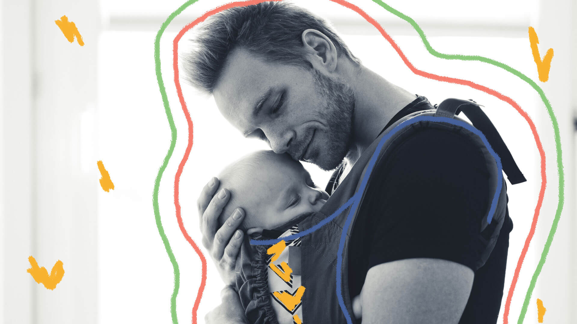 Foto em preto e branco mostra um pai segurando um bebê próximo ao seu corpo, pelo sling.