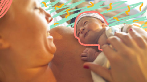 Foto mostra mãe segurando um recém nascido, visto de uma perspectiva de cima.