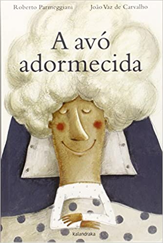 Capa do livro "A avó adormecida", Roberto Parmeggiani e João Vaz de Carvalho. Uma avó de cabelos fofos e brancos está deitada em sua cama com os braços cruzados sobre si.
