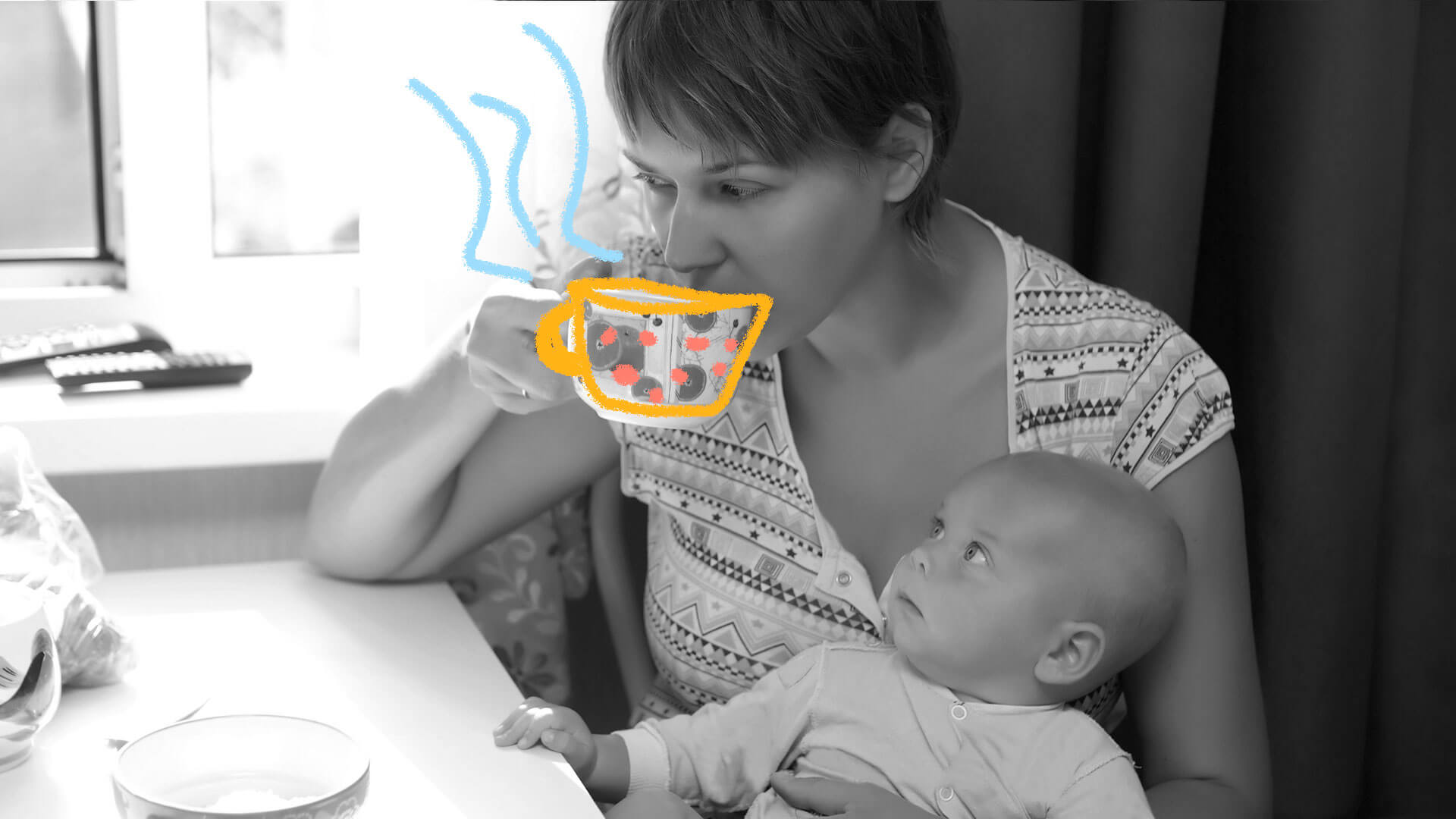 Uma mulher está sentada em uma mesa de restaurante tomando um chá, com um bebê no colo.