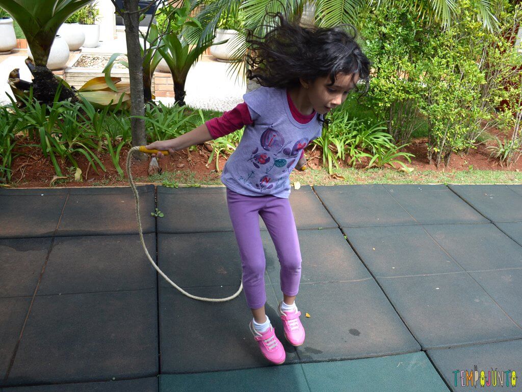 Menina pulando corda