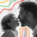 Pai e filha olham de frente um para o outro. Ao lado esquerdo a menina abre a boca, enquanto ao lado direito o pai faz bico.