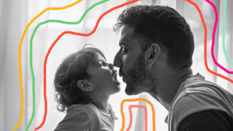 Pai e filha olham de frente um para o outro. Ao lado esquerdo a menina abre a boca, enquanto ao lado direito o pai faz bico.