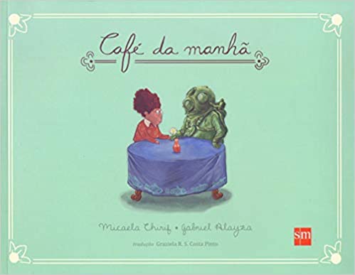 Capa do livro "Café da manhã", Micaela Chirif e Gabriel Alayza. No centro de um fundo verde, há uma mesa com toalha azul na qual estão sentados uma mulher e um escafandrista.