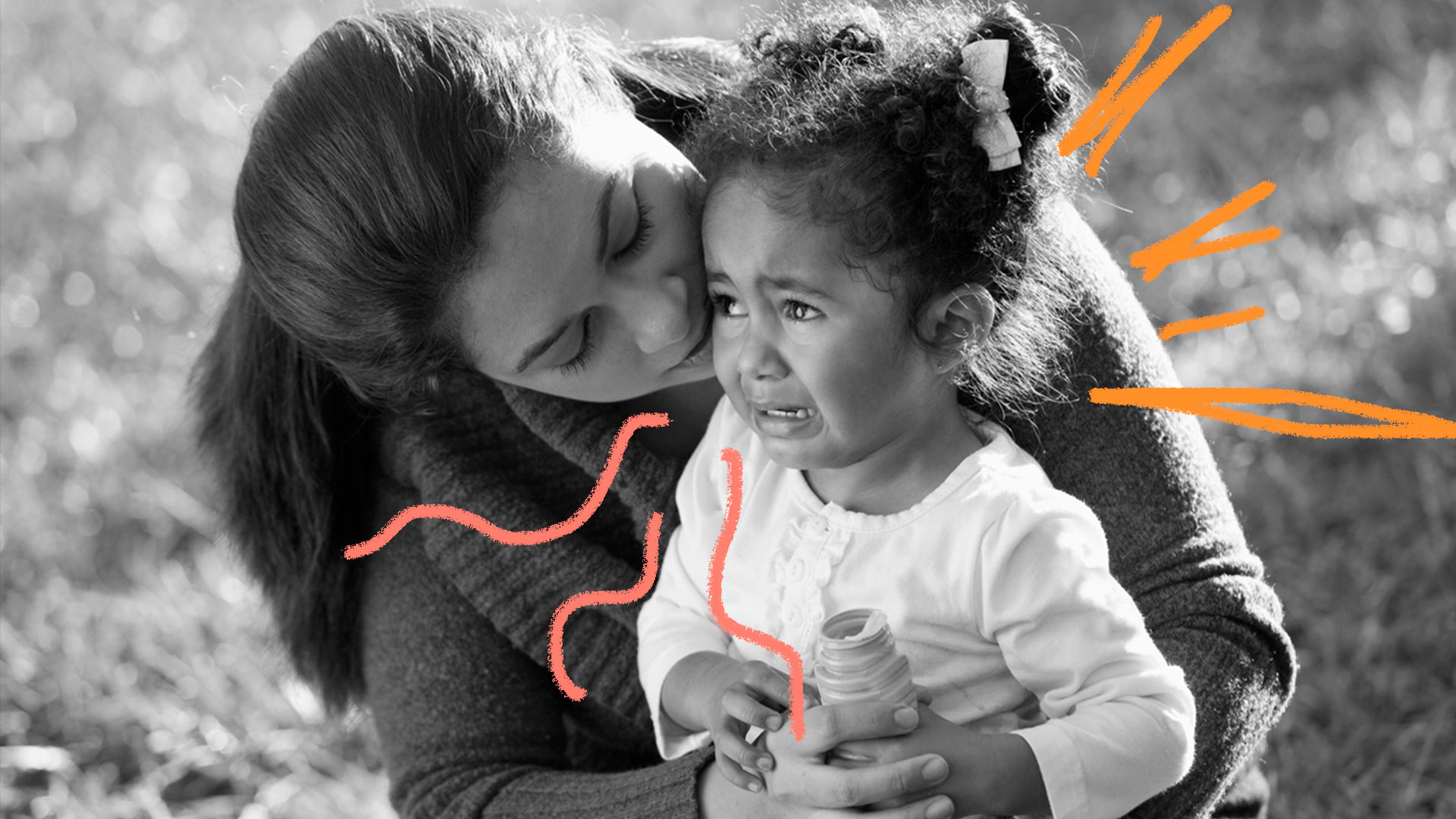 Mulher abraça e acolhe sua filha bebê que está chorando.
