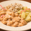 Prato de estrogonofe com batatas e arroz integral e grãos