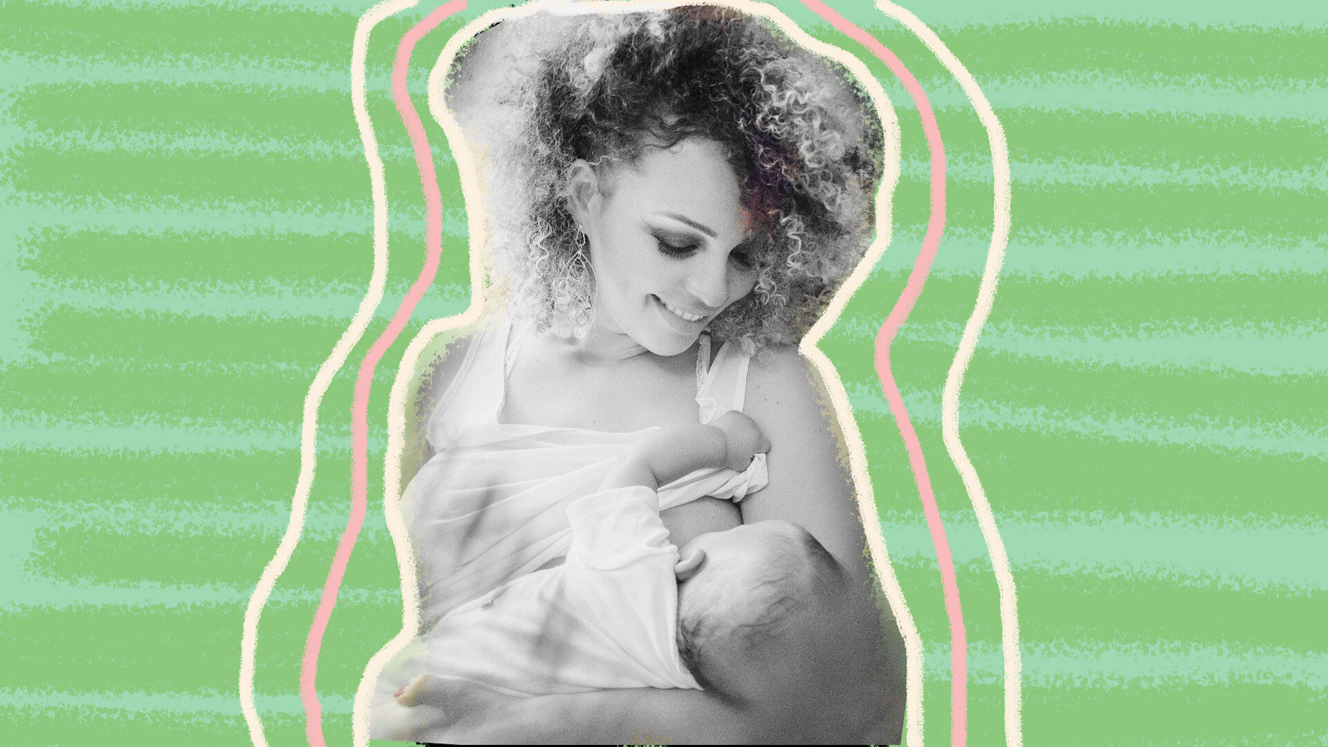 Foto em preto e branco. Mulher de cabelo cacheado amamenta um bebe que está segurando no colo.