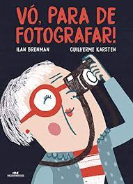 Capa do livro “Vó, para de fotografar!”, Ilan Brenman e Guilherme Karsten. Num fundo preto, uma avó mira sua câmera fotográfica para cima.