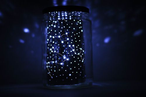 Astronomia divertidade: um pote de vidro com várias luzes de led dentro, em um ambiente escuro