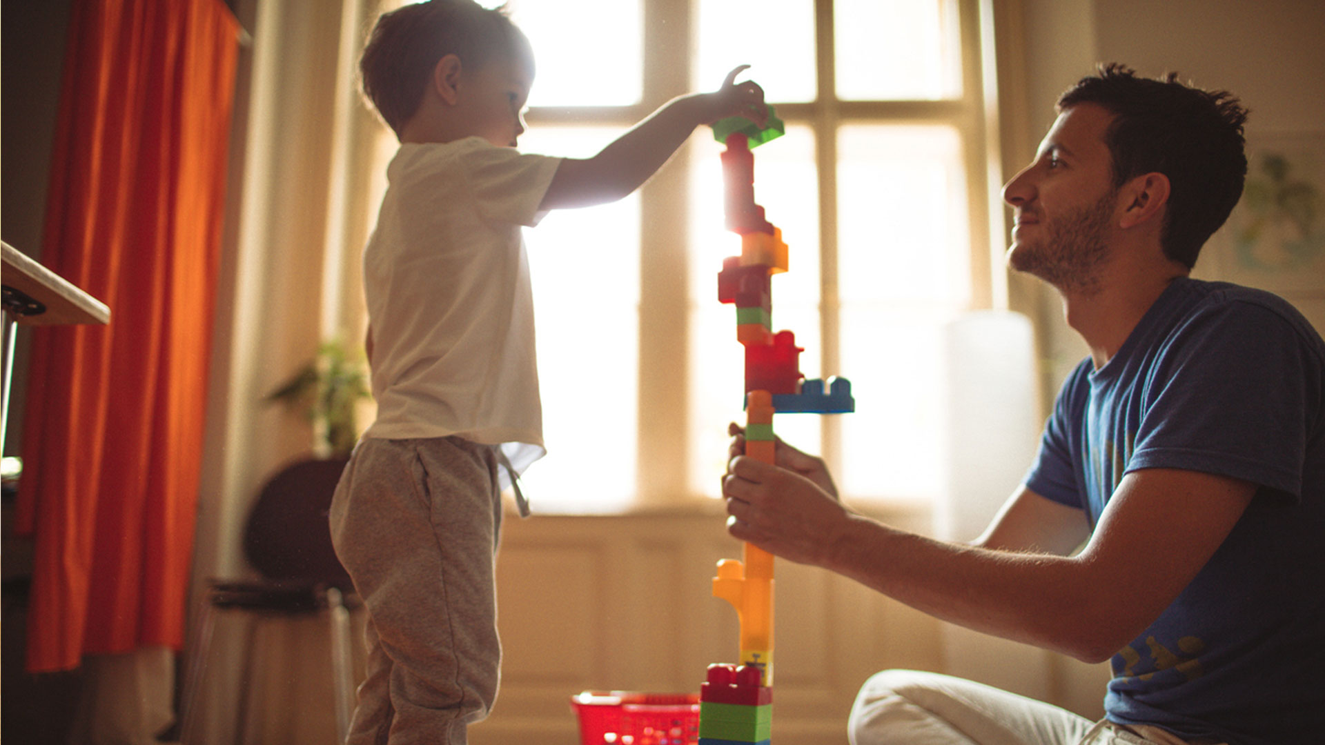 Autonomia: Pai e filho brincam de blocos de montar coloridos