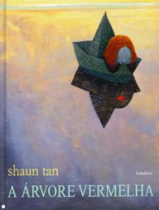 Capa do livro "A árvore vermelha", de Shaun Tan, com ilustração de uma boneca de cabelo vermelho, que é abraçada por uma estrela verde.