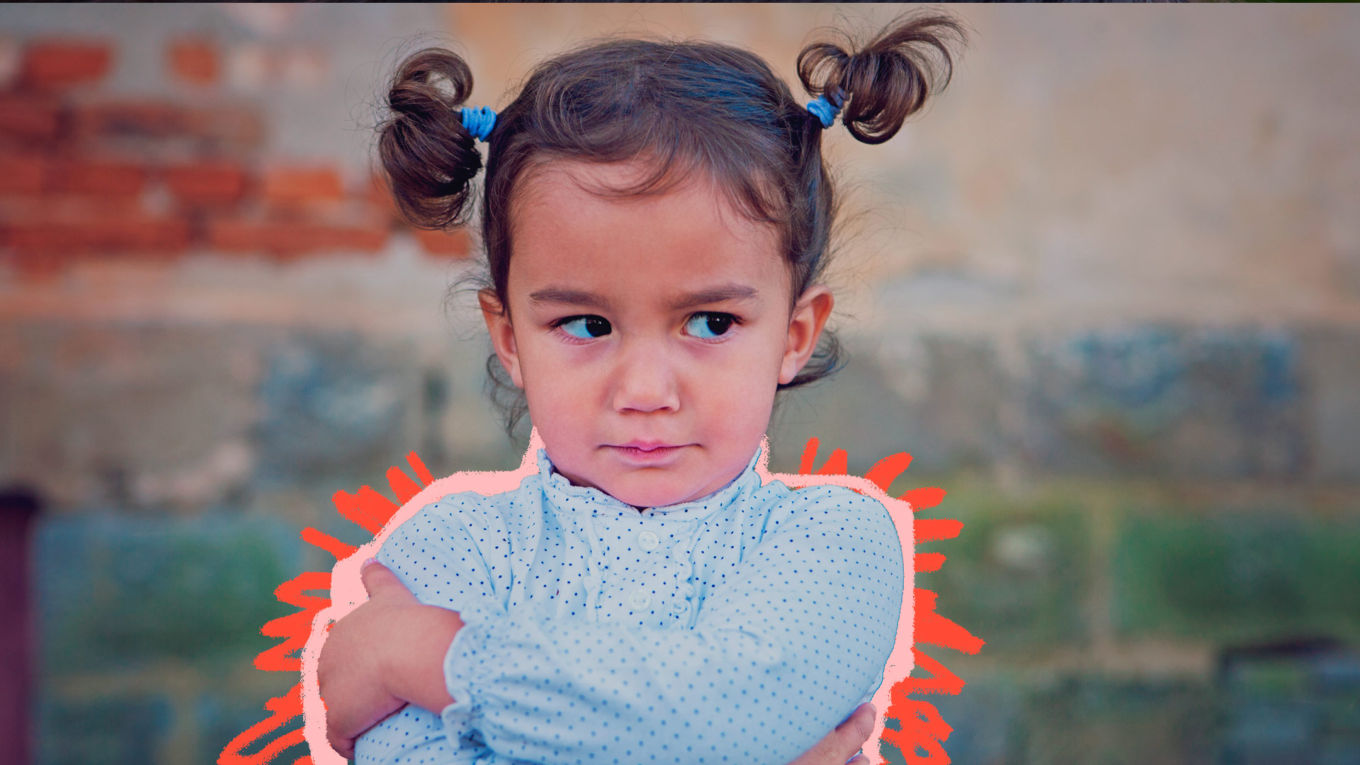 Livros infantis sobre emoções: foto de uma menina com os braços cruzados. Ela usa uma blusa azul