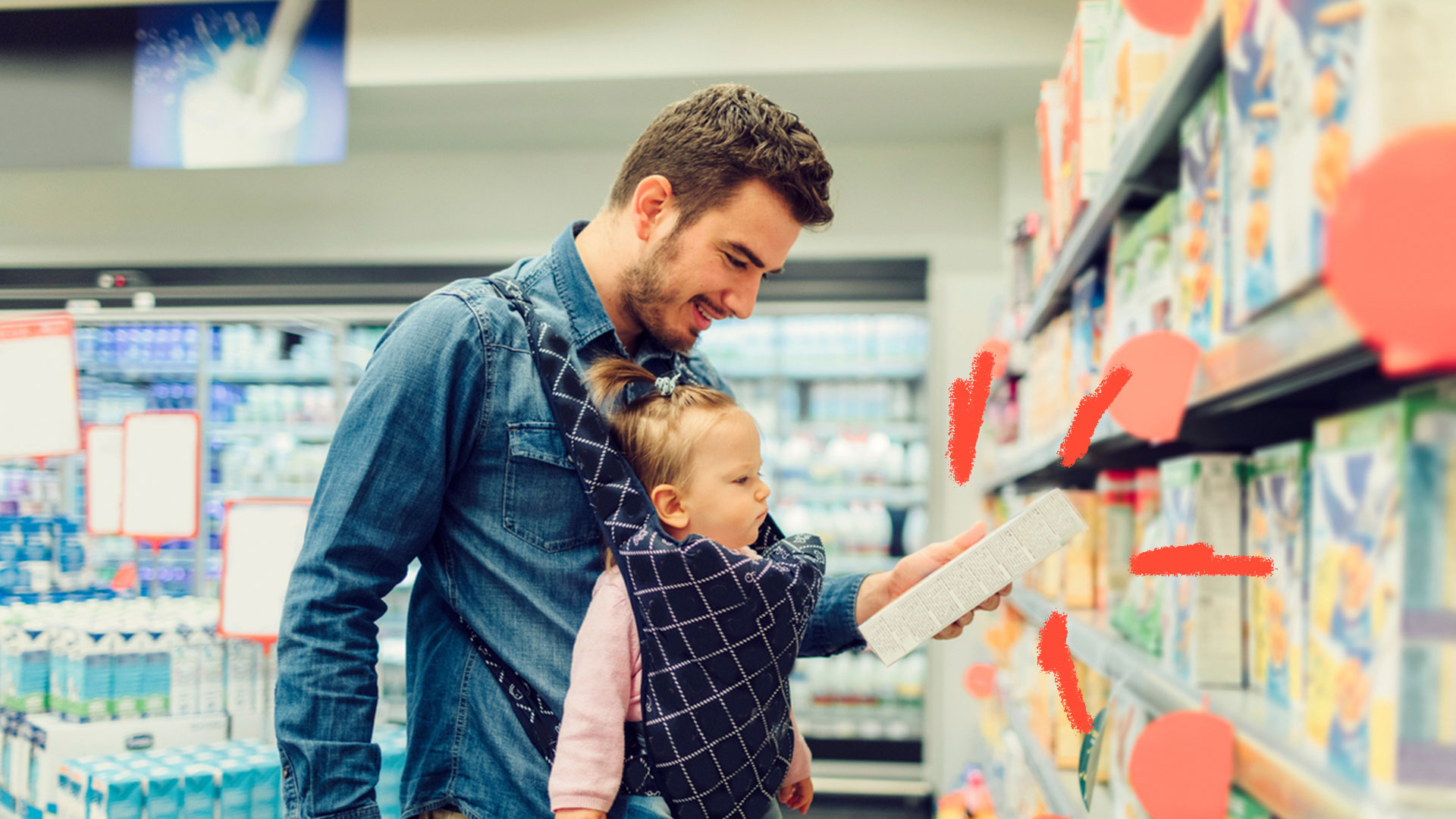 Homem fazendo compras no supermercado com bebê no sling