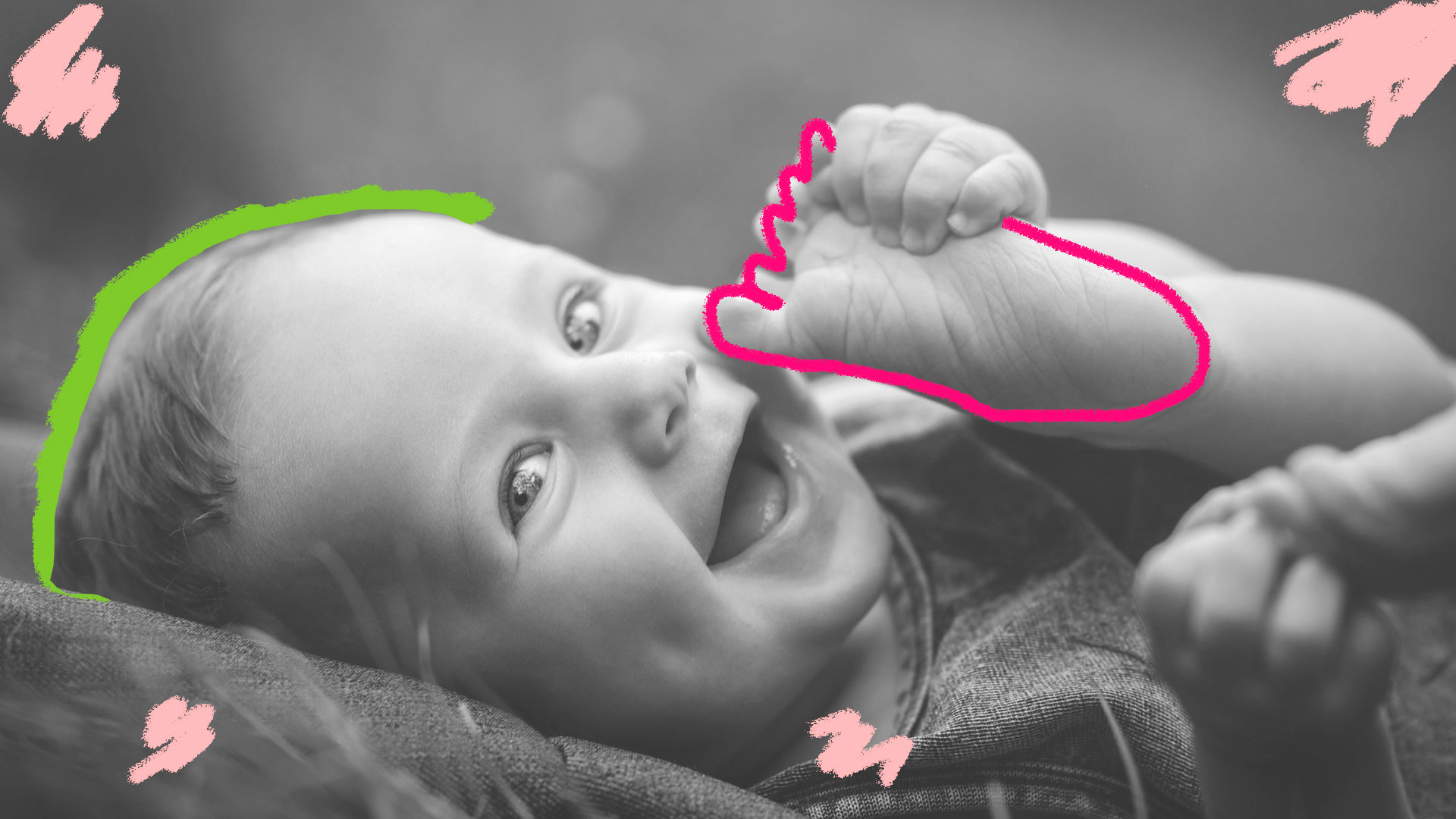 Músicas para cada fase das crianças: Foto em preto e branco mostra um bebê sorrindo com o pé na boca.
