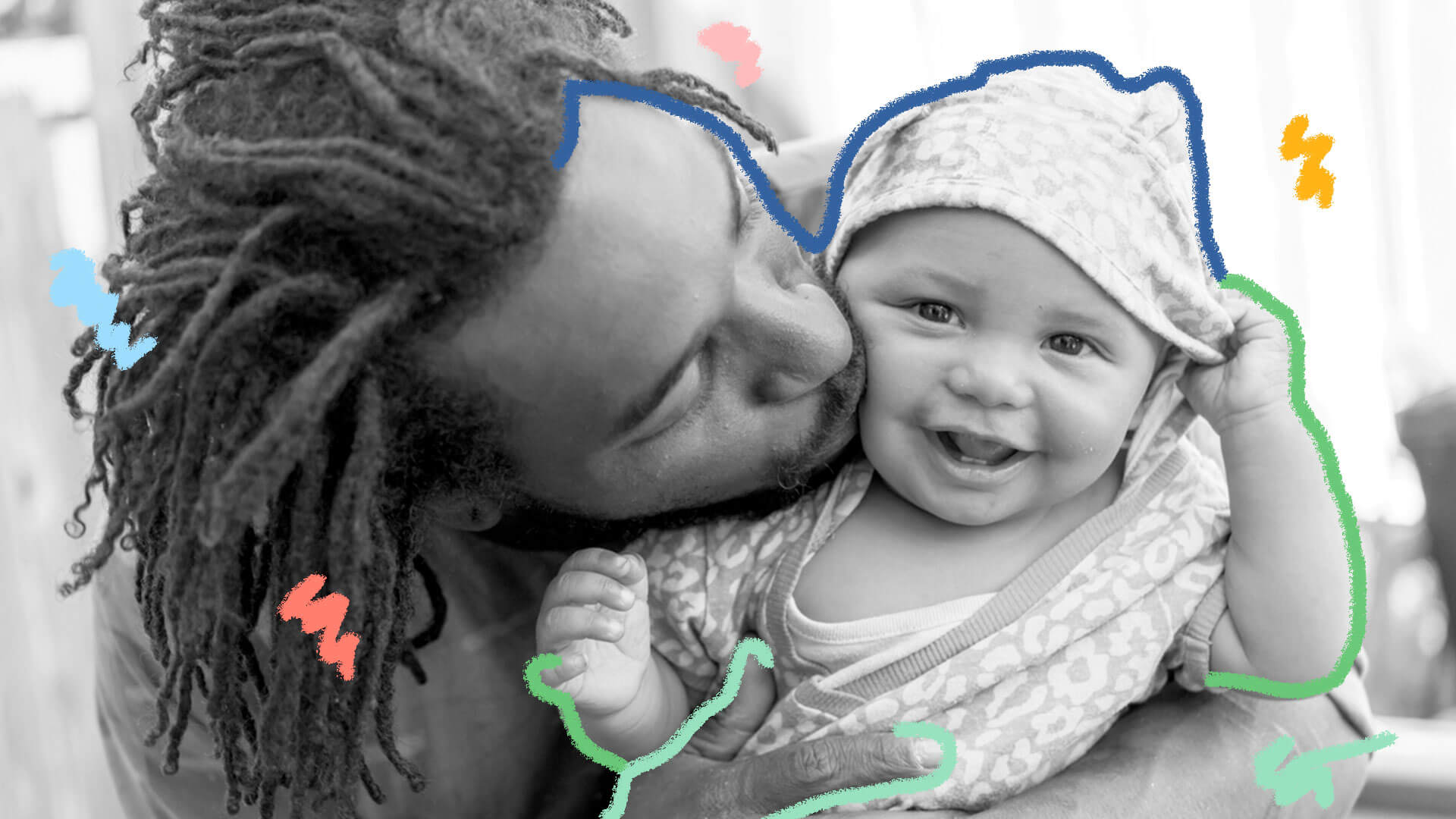 Pai segura um bebê de frente e da um beijo em seu rosto. A foto é em preto e branco.