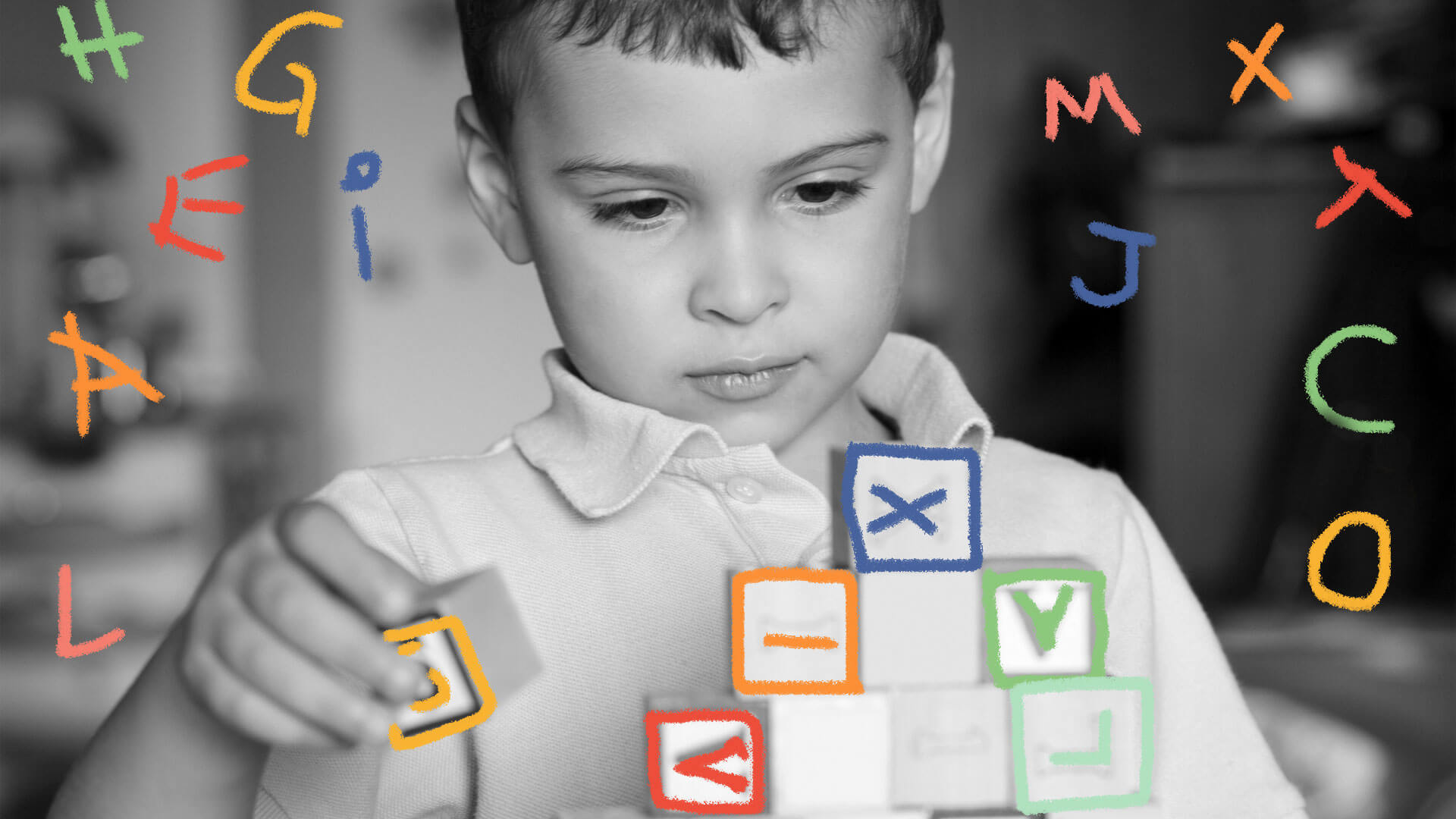 Menino concentrado em um jogo brinca montando as letras do alfabeto. A foto é em preto e branco.