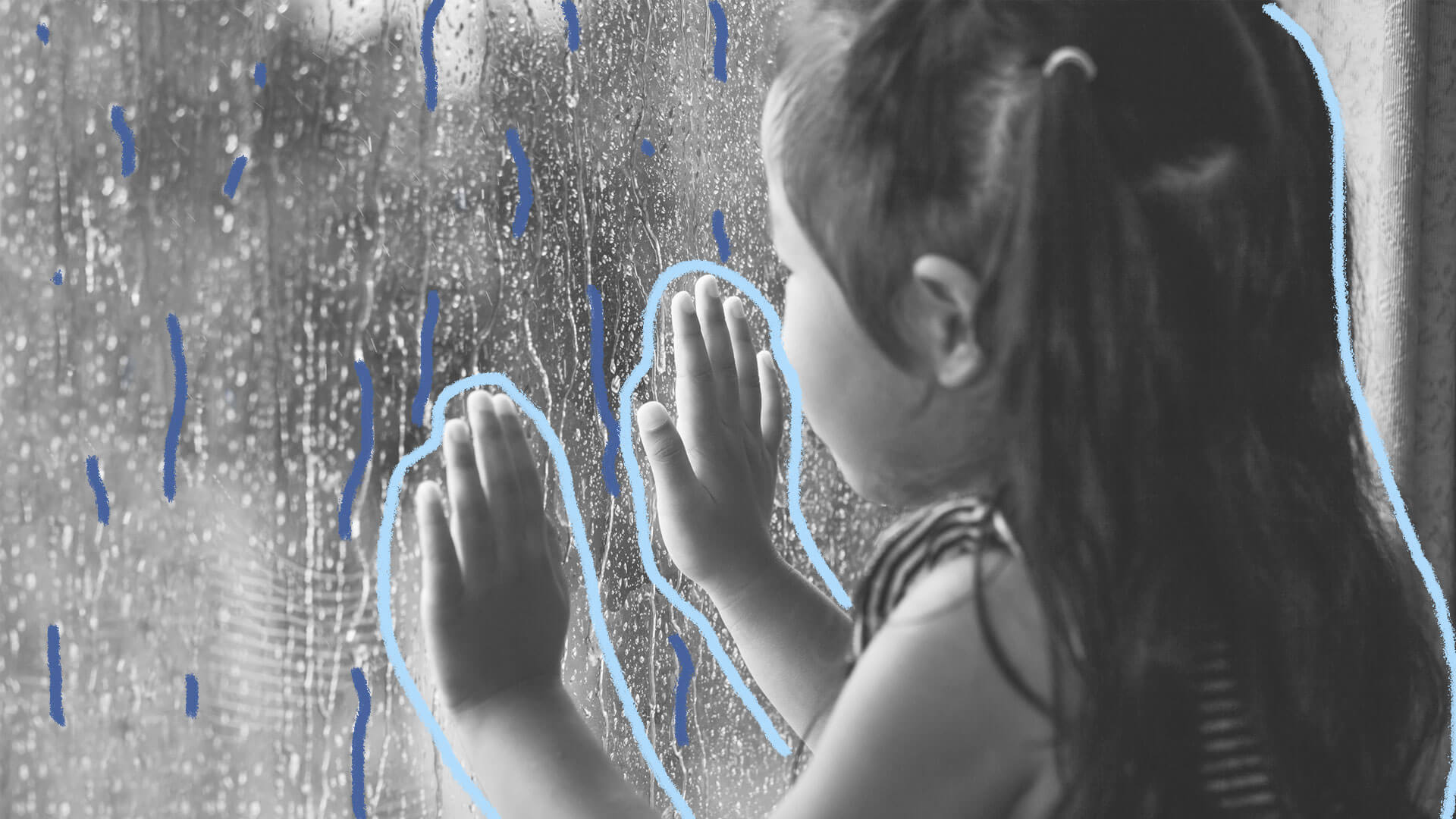 Foto em preto e branco mostra uma menina tocando uma janela com as duas mãos, enquanto observa a chuva que cai lá fora.