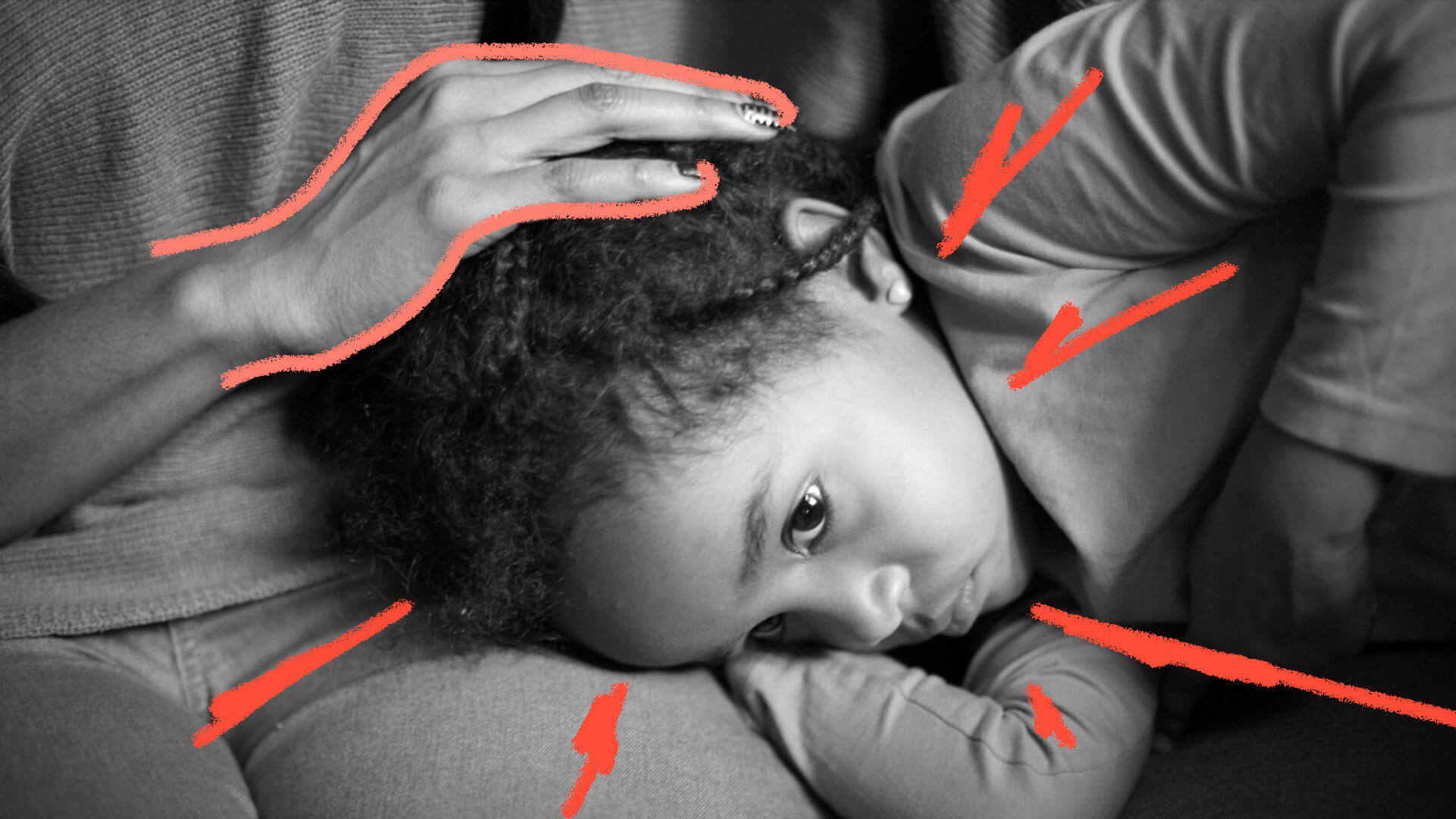 Uma criança negra está deitada no colo da mãe, com o rosto triste. A mãe passa as mãos em seus cabelos, fazendo carinho.