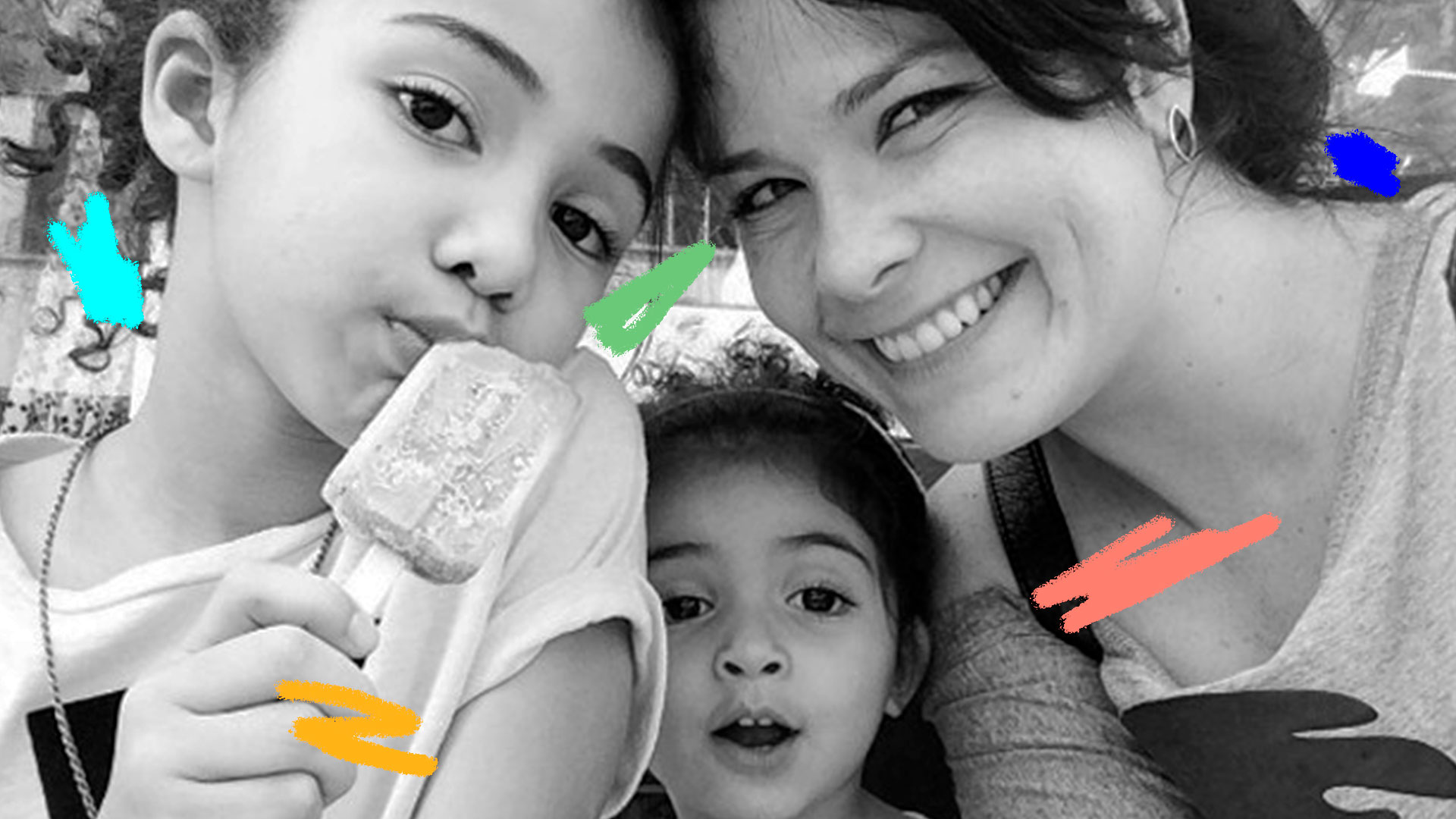 A atriz Samara Felippo com as duas filhas sorrindo e tomando sorvete em foto em preto e branco.