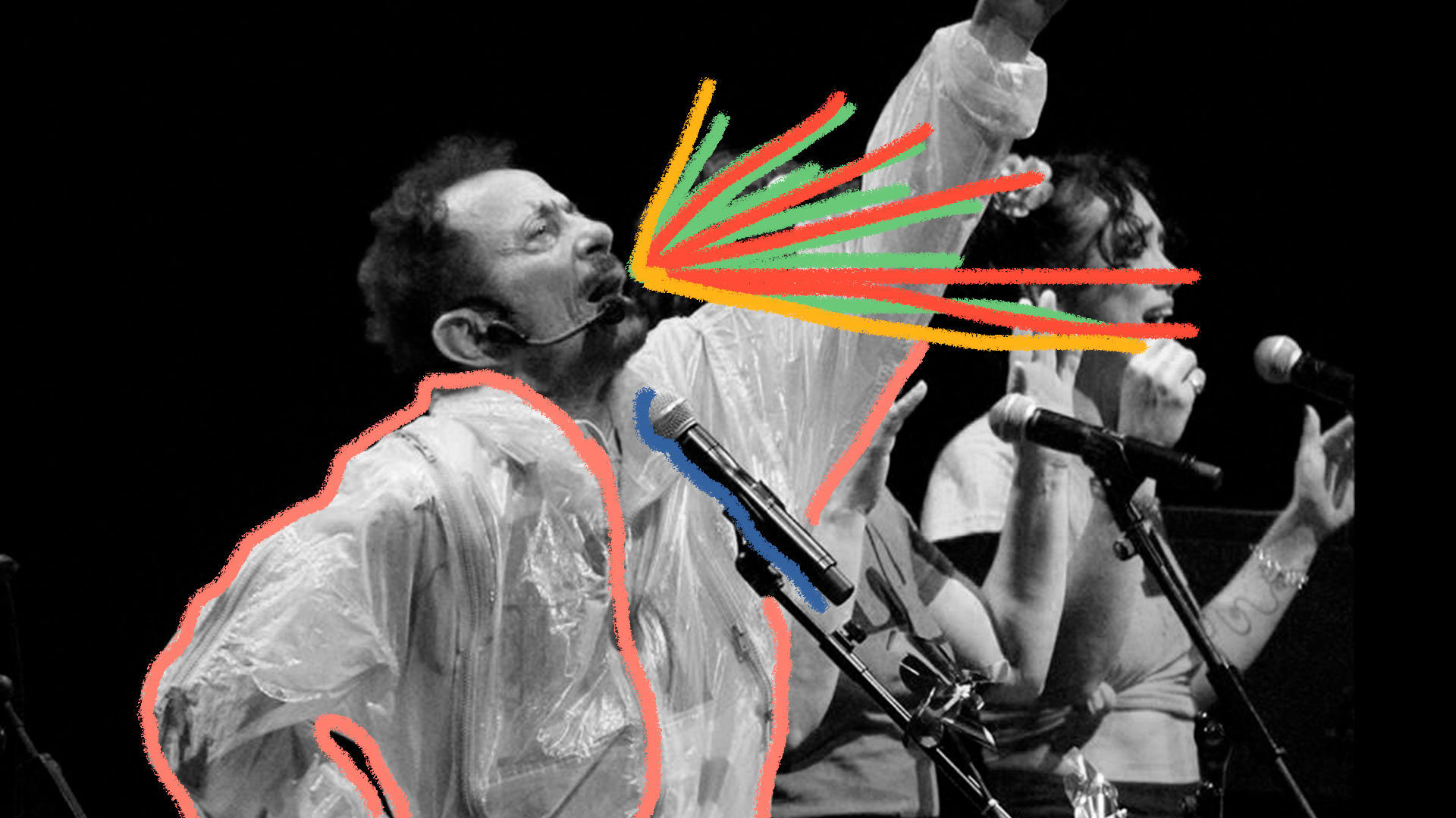 Foto em preto e branco mostra Tom Zé cantando em um show enquanto olha para a mão esquerda, que está levantada.