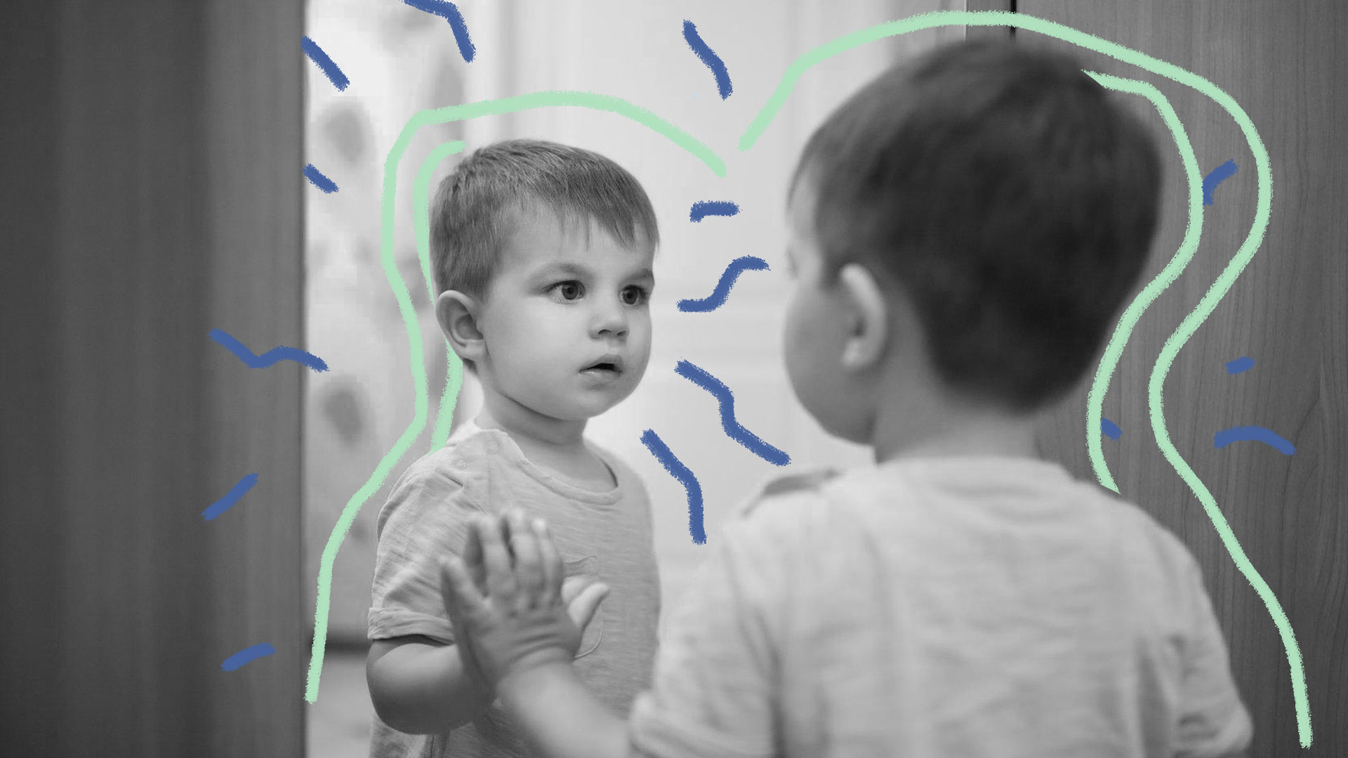 Imagem em preto e branco de um menino, com cabelos curtos, se olhando no espelho.
