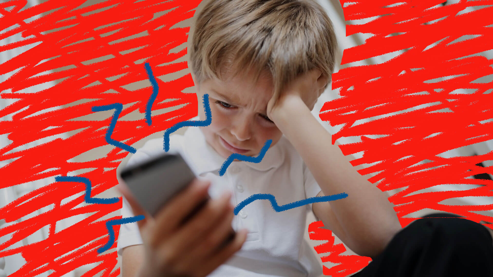Menino loiro apoia a cabeça na mão, com cara de choro, e olha para um celular.