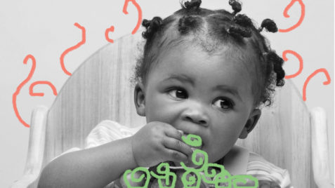 Imagem em preto e branco, mostra uma menina com a mão na boca. Ilustração verde na parte de baixo da imagem simula que a menina está comendo alguma verdura.