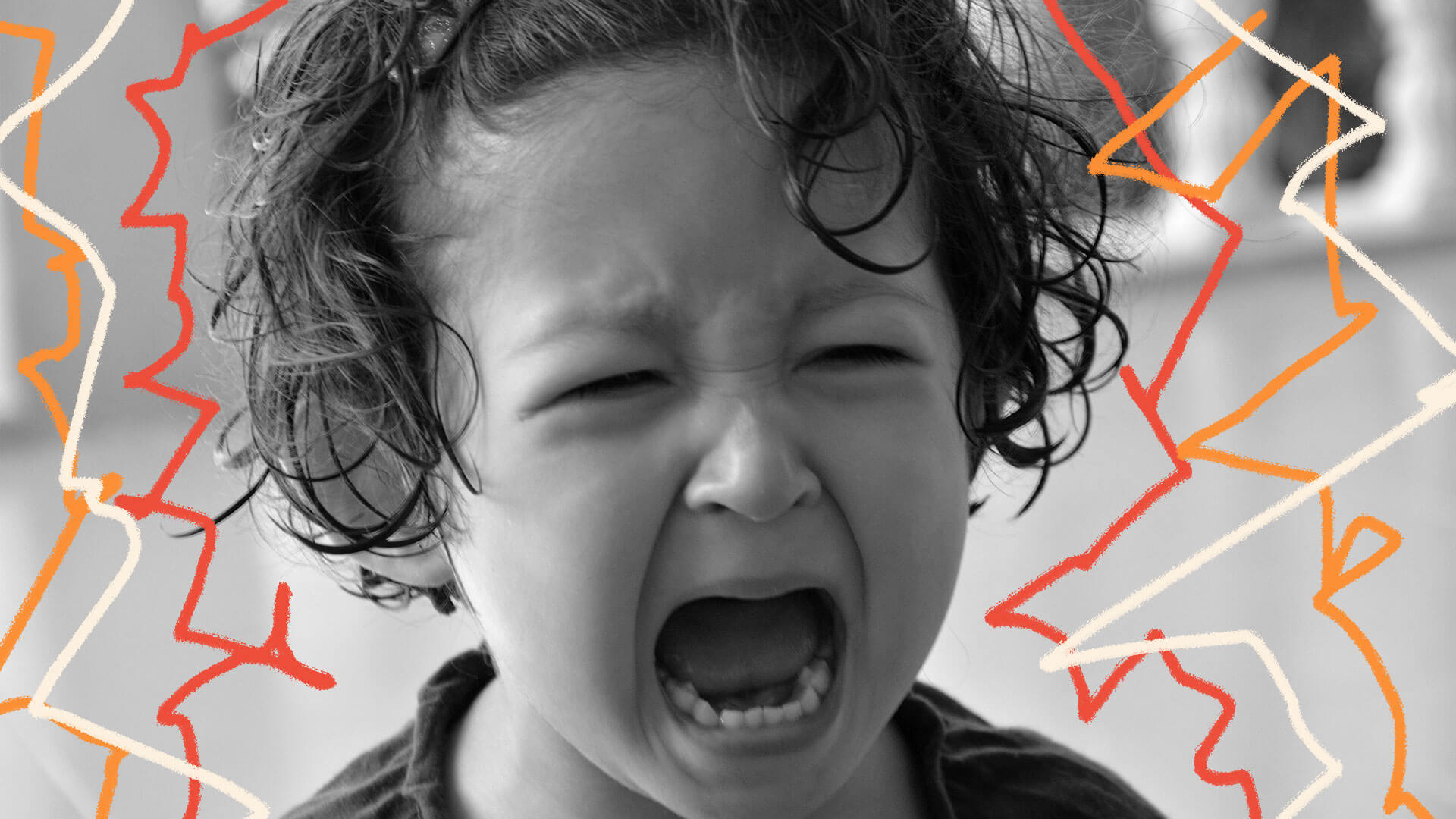 Foto em preto e branco mostra close de um menino chorando com a boca aberta.