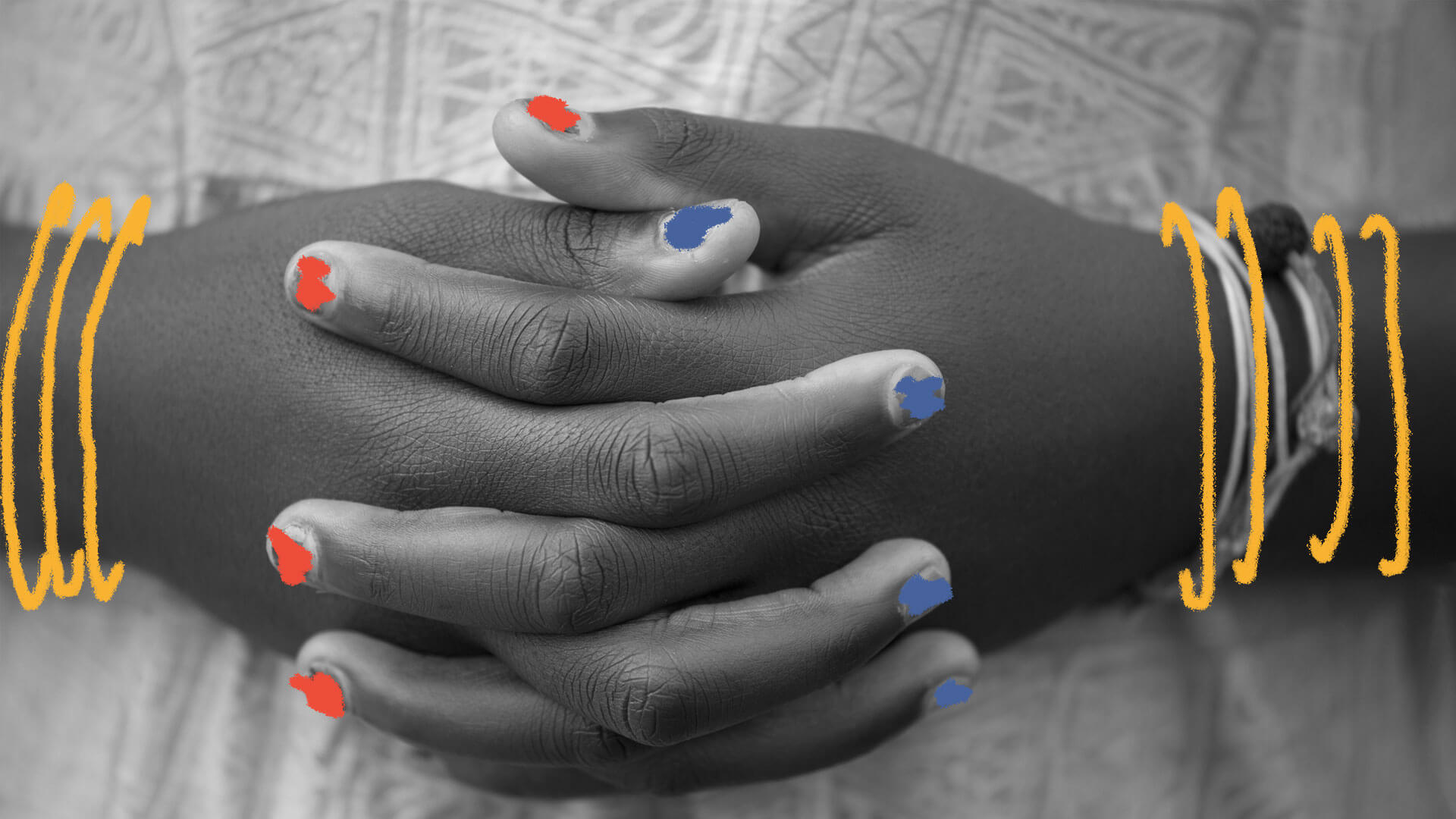 Foto em preto e branco mostra mãos de uma menina com os dedos entrelaçados.