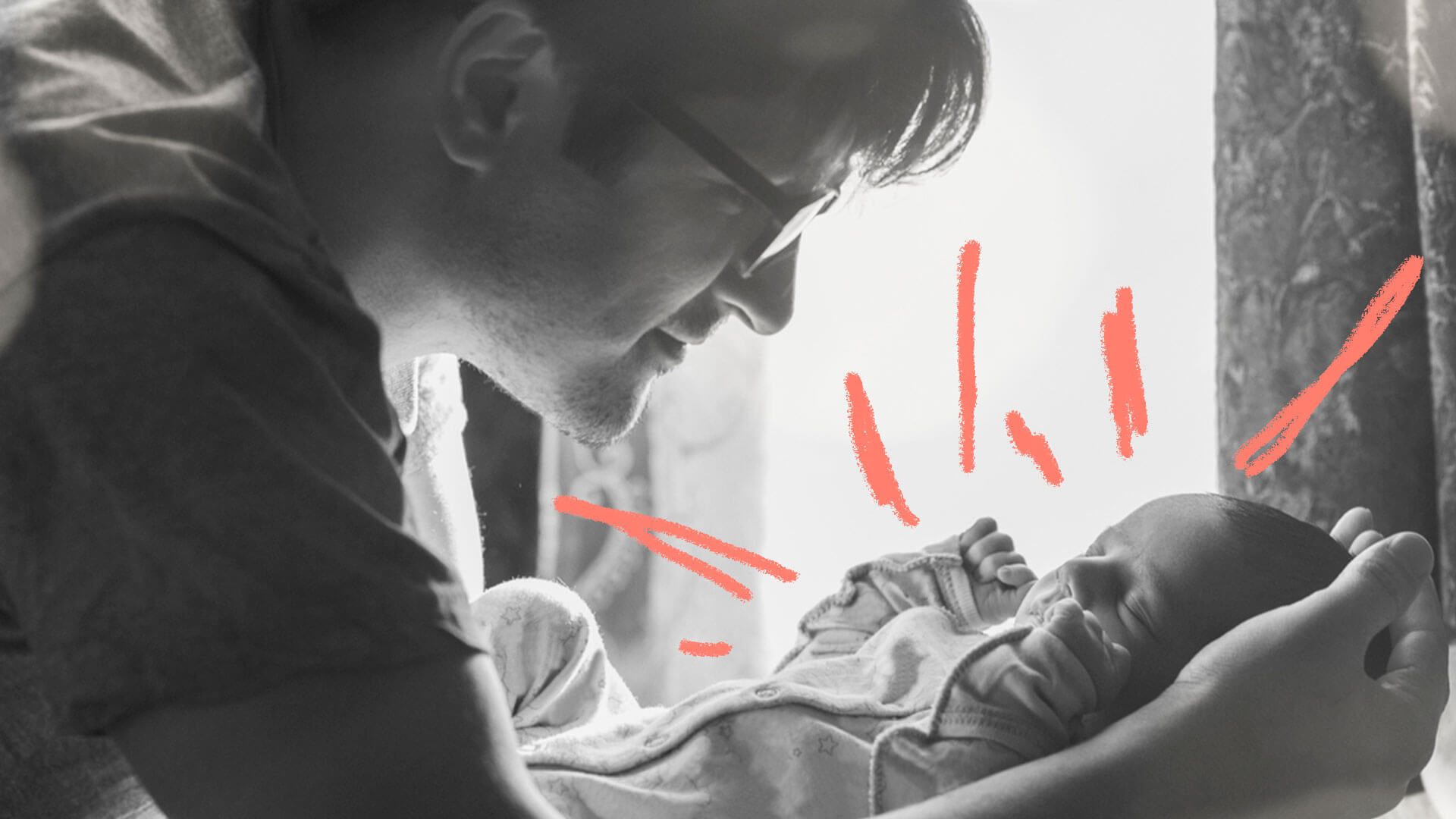 Pai beija o filho recém-nascido em foto preto e branca artística