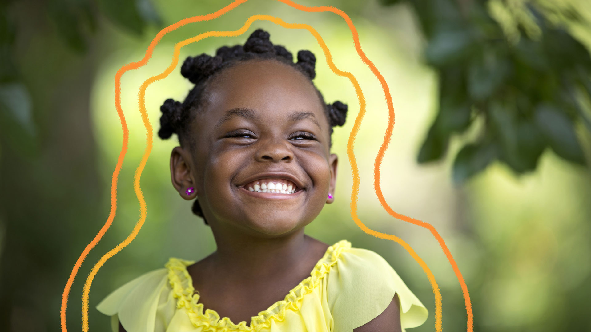 Menina negra sorrindo, com fundo verde.