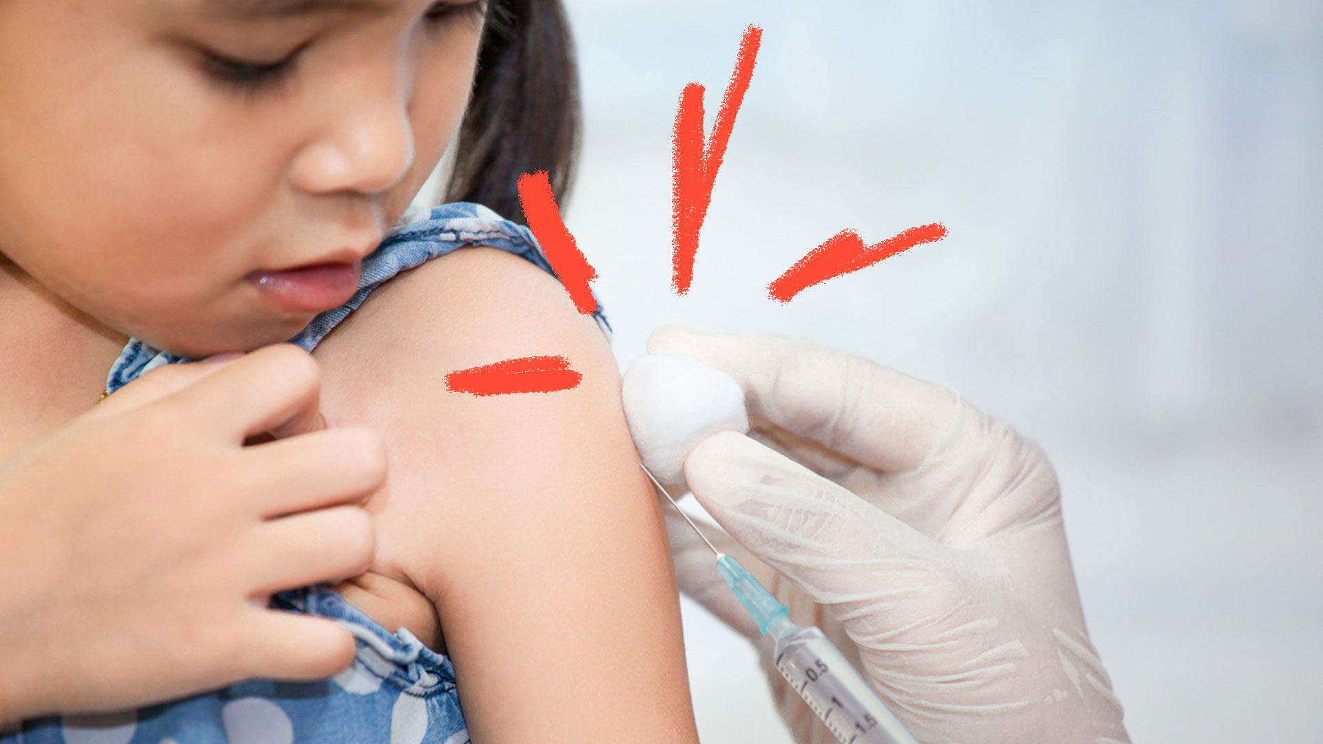 Foto de uma criança onde aparece em foco o seu braço recebendo uma vacina