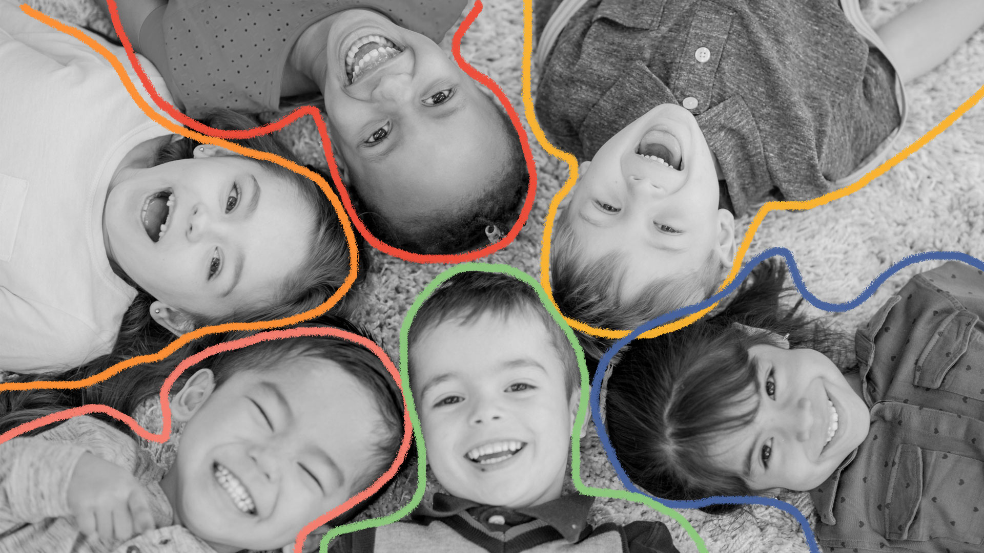 Foto em preto e branco mostra cinco criança deitadas no chão. Juntando suas cabeças, elas forma um círculo.