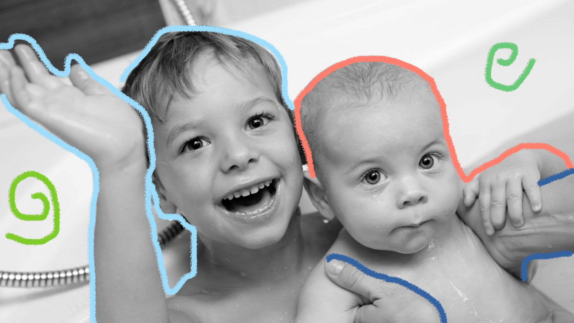 Imagem em preto e branco mostra duas crianças tomando banho juntas. O menino mais velho segura um bebê e acena para a câmera.