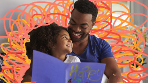 Contar histórias para crianças: Homem negro troca olhares com menina negra com um livro aberto