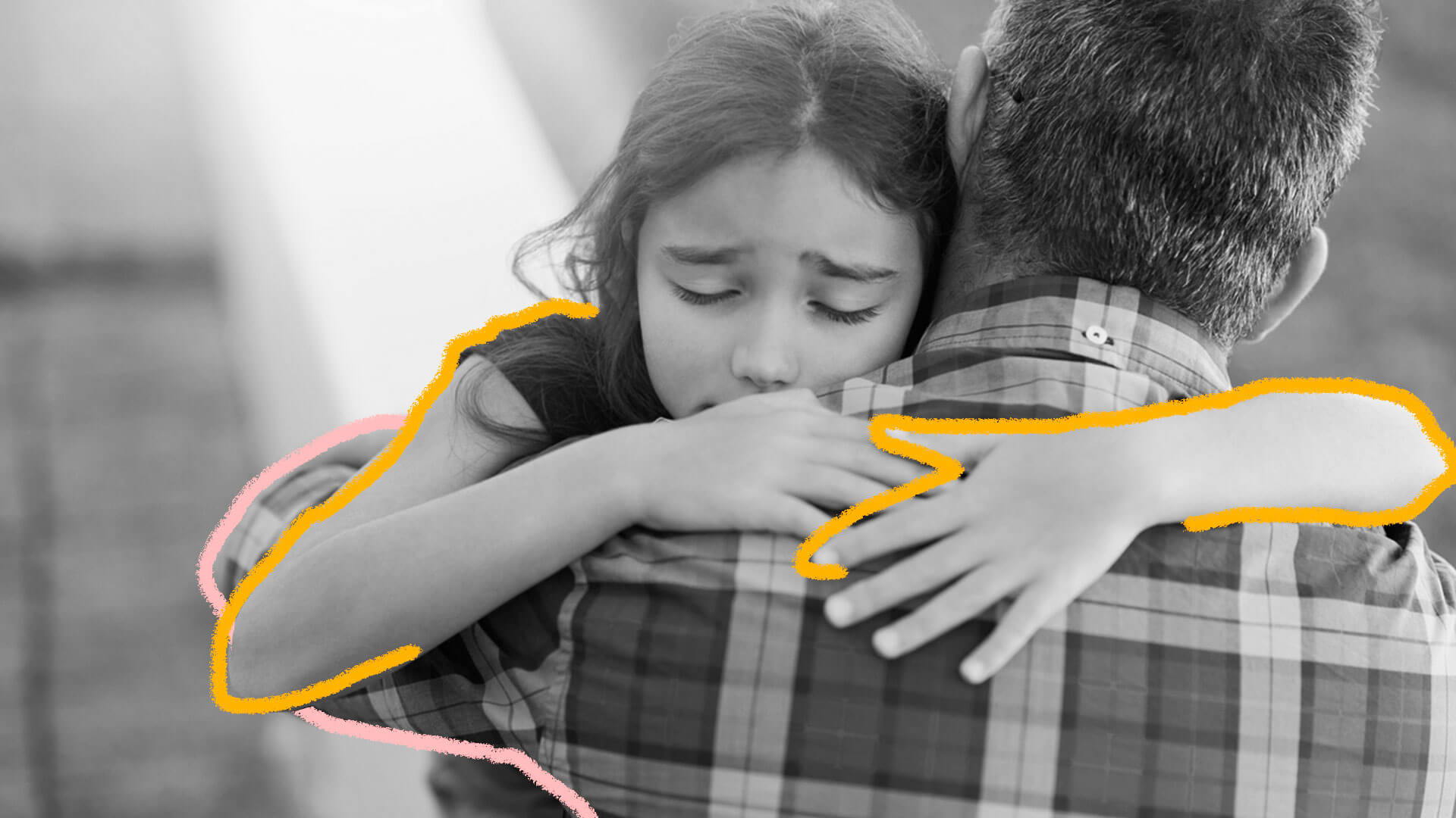 Foto em preto e branco mostra menina abraçando um homem. O semblante dela é triste.