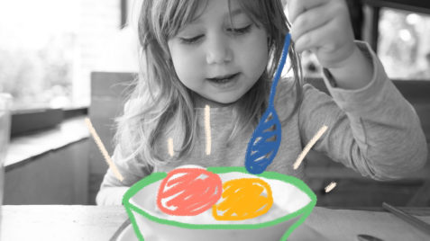 Uma menina está sentada em frente a um pote de sorvete, com a colher prestes a pegar uma bola.
