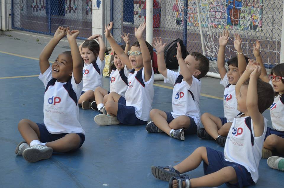 Escola Santa Mônica - 🤸‍♂️A Capoeira na educação infantil promove não  apenas o aprendizado do jogo como trabalha música, ritmo e o cantar.  👉Quando jogam capoeira, as crianças estão aprendendo esperar sua